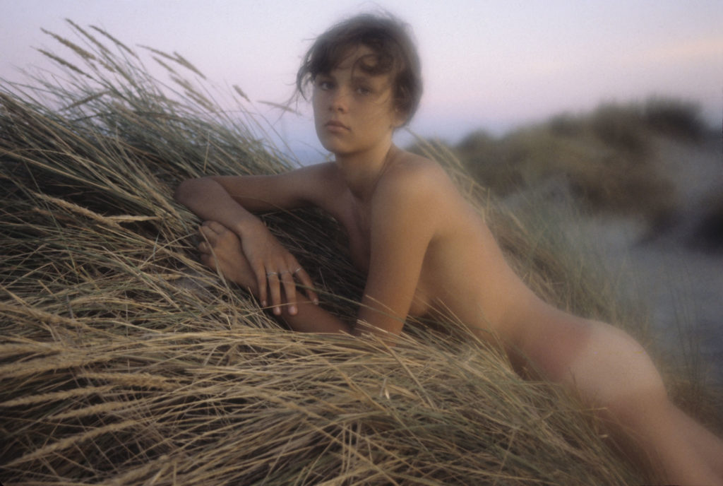 Naakt meisje in de duinen, in softfocus stijl