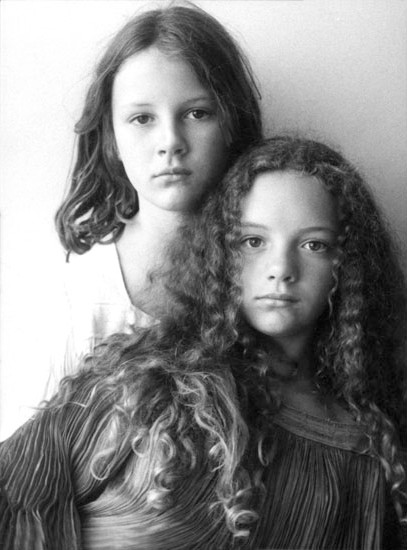Zwart-wit softfocus portret van twee jonge meisjes met krullen