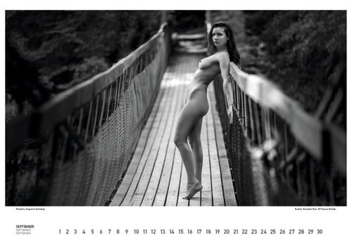 Zwart-wit foto van naaktmodel poserend op een hangbrug