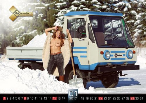 Topless model poseert in de sneeuw voor een sneeuwschuiver