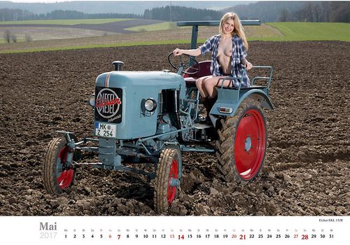Topless model met een houthakkersblouse poseert op een oude trekker