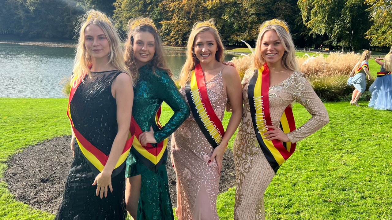 Vier modellen poseren voor de kalender Miss Communicatie
