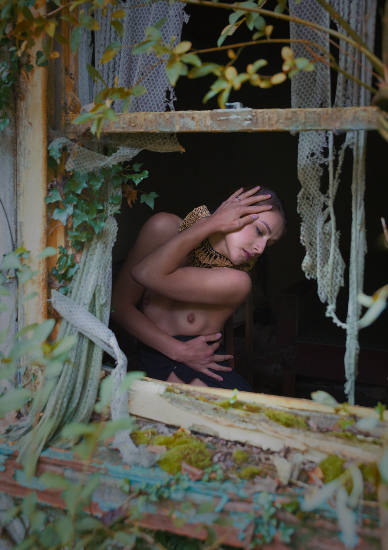Model poseert door een gebroken raam