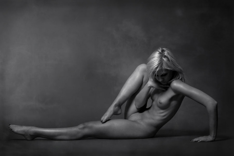Krachtige naaktfoto in de studio met een klassieke achtergrond