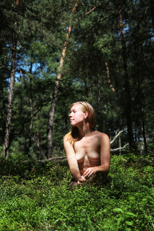 Julia poseert naakt tussen de bosbessen