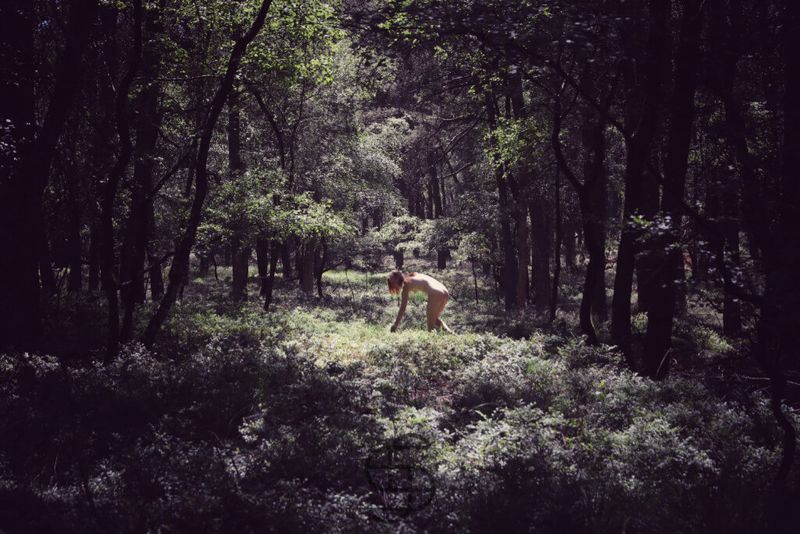Julia zoekt naakt in het bos naar bosbessen